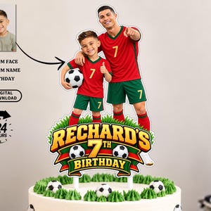 Może przedstawiać: Personalizowany topper na tort przedstawiający piłkarza i dziecko w czerwono-zielonych strojach piłkarskich z numerem 7. Topper zawiera napis RECHARD'S 7TH BIRTHDAY, piłki nożne oraz zielone akcenty imitujące trawę na tort urodzinowy.