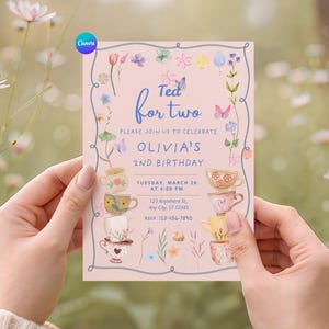 Può includere: Un invito rosa con il testo "Tea for Two" e "2° compleanno di Olivia". La carta presenta illustrazioni floreali e di farfalle e una pila di tazze da tè. La carta è tenuta da una persona.