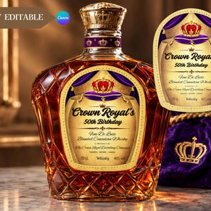 Pode incluir: Uma garrafa de vidro de uísque cor de âmbar com um rótulo de borda dourada escrito Crown Royal's 50th Birthday, Fine De Luxe Blended Canadian Whisky, 70 cl, 40% vol. A garrafa apresenta um padrão de diamante e uma tampa dourada em forma de coroa.