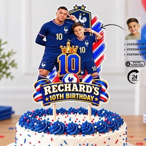 以下が含まれることがあります： フランス代表の青いユニフォームを着たサッカー選手と子供、金色の王冠、サッカーボール、RECHARD'S 10TH BIRTHDAYと書かれた青いバナーがデザインされた、白いケーキの上に飾られたカスタムメイドのケーキトッパー。