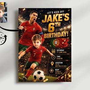 Op de afbeelding: Een gepersonaliseerde verjaardagsuitnodiging met een voetballer in een rood en groen tenue, een kind in een bijpassend tenue en een voetbal. De tekst luidt: LET'S KICK OFF JAKE'S 6TH BIRTHDAY! SATURDAY 7TH JUNE 2026, TIME 5:00 PM, LOCATION 123 ST, NEW YORK, NY 10001, RSVP TO MOM AT 123-456-789.