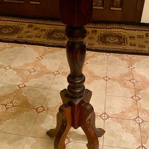 Vintage Marble‑Top Pedestal Table – 1930s–1950s Turned Wood Accent Stand, Classic Parlor Style