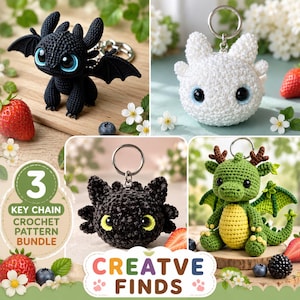 Op de afbeelding: Een haakpatroonbundel met drie draken-sleutelhangers: een zwarte draak met blauwe ogen, een witte draak met zwarte ogen en een groene draak met gele ogen. De tekst luidt 3 KEY CHAIN CROCHET PATTERN BUNDLE en CREATIVE FINDS.