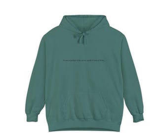 Peut inclure: Un sweat à capuche de couleur sarcelle avec une poche avant et un cordon de serrage. Le texte "From a mother who never made it out of Iran..." est imprimé en noir sur la poitrine. Le sweat à capuche est en matière douce.