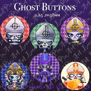 Puede incluir: Una colección de seis botones Ghost, cada uno de 58 mm de diámetro, con personajes estilizados con caras de calavera en varios atuendos. Los botones tienen un fondo morado con el texto "Ghost Buttons".