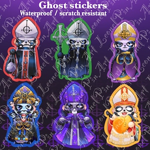 Puede incluir: Una hoja de seis pegatinas de Ghost sobre un fondo morado. Las pegatinas presentan ilustraciones de estilo caricaturesco de una figura esquelética con vestimentas religiosas. El texto "Ghost stickers" y "Waterproof / scratch resistant" está en la parte superior.