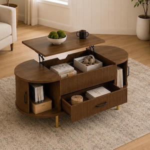 Op de afbeelding: Een salontafel van donker hout met een lift-top mechanisme, voorzien van afgeronde uiteinden, verticale latten, een open opbergplank en een lade met een zwarte handgreep, rustend op vier korte, goudkleurige cilindrische poten.