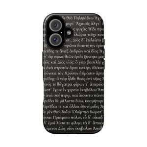 Può includere: Custodia per telefono nera con un ritaglio per la fotocamera e un design con testo greco. La custodia presenta uno sfondo scuro con testo bianco. Il testo sembra provenire da una antica poesia greca.