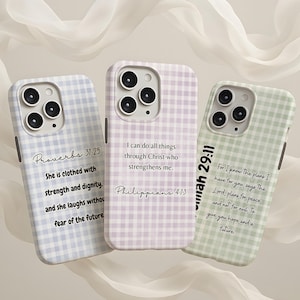 Puede incluir: Tres fundas para smartphone con patrones de cuadros vichy en tonos pastel azul, morado y verde. Cada funda muestra un versículo bíblico único: Proverbios 31:25, Filipenses 4:13 y Jeremías 29:11, impresos en negro con fuentes serif y manuscritas.