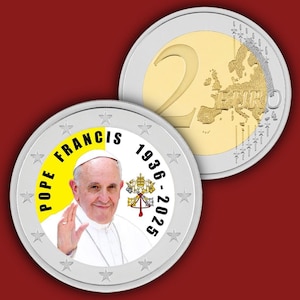 Könnte beinhalten: Zwei-Euro-Münze mit Papst Franziskus. Die Vorderseite der Münze zeigt Papst Franziskus winkend, mit dem Text "POPE FRANCIS 1936-2025". Die Rückseite zeigt eine Europakarte und die Zahl "2". Die Münze hat ein silbernes und goldenes Farbschema.