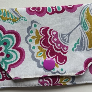 Cartera pequeña para niños de tela de algodón con estampado floral burdeos y tarjetero con dos bolsillos
