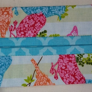Bolsa/soporte para pañuelos de viaje de tela con estampado de pájaros turquesa, rosa y naranja