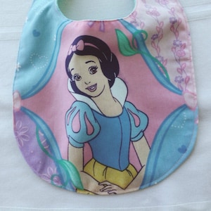 Snow White Bib, Vintage Disney Movie, Princess Girl, Handmade Baby Gift, Seven Dwarfs, Eco-friendly gift, Recycled Sheets, Toddler Feeding