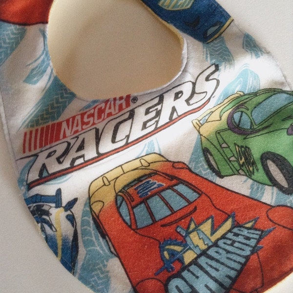 Nascar Bib, baby Racers, Race Car Fan, Bib fait à la main, Chargeur, drap vintage, Baby Shower Boy, tout-petit mange, rétro économe, cadeau durable