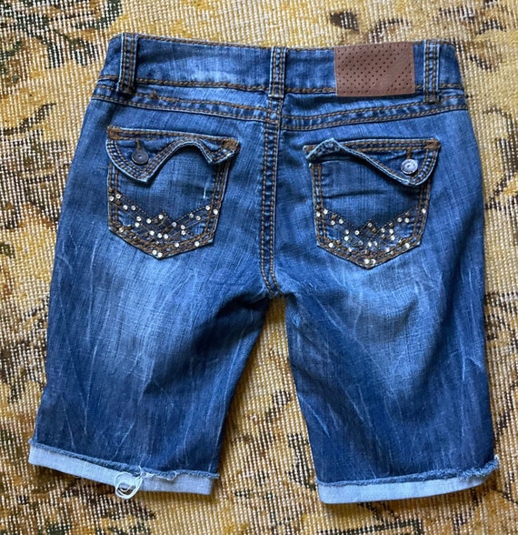 Y2K shorts size 5 Almost Famous vintage bermuda embellished back pockets pedal pushers dark Wash glitz glam denim modest jeans