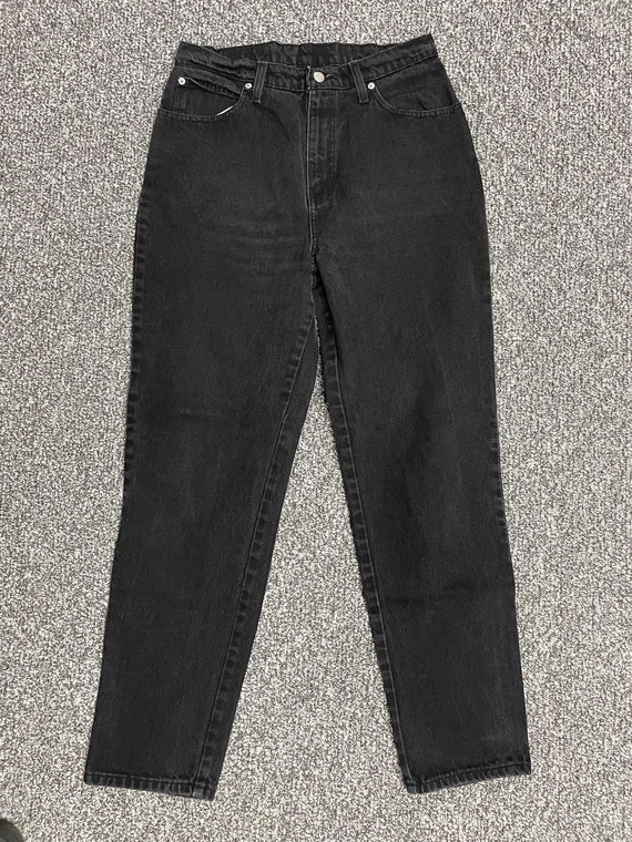 Calça jeans mom vintage preta desbotada: cintura alta, afunilada e