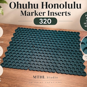 Może przedstawiać: Ciemnoturkusowy plastikowy organizer na markery z 320 okrągłymi otworami na markery Ohuhu Honolulu. Organizer składa się z wielu łączonych sekcji siatkowych o gładkim wykończeniu, z napisem Ohuhu Honolulu Marker Inserts 320.