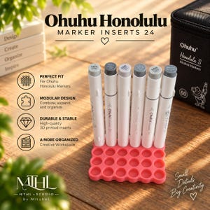 Op de afbeelding: Een roze plastic marker-organizer met vierentwintig ronde openingen, waarin zes witte Ohuhu Honolulu alcoholmarkers staan. De standaard heeft een rasterontwerp. De tekst op de afbeelding bevat Ohuhu Honolulu Marker Inserts 24 en MTHL Studio.