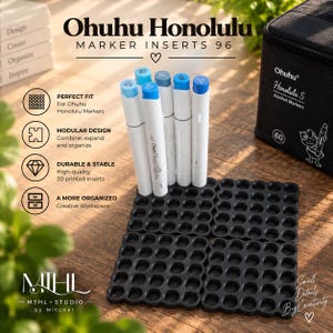 Può includere: Set di inserti per pennarelli Ohuhu Honolulu 96 con vassoi modulari neri stampati in 3D con fessure circolari per organizzare i pennarelli. Cinque pennarelli a base alcolica blu sono posizionati verticalmente nel vassoio.
