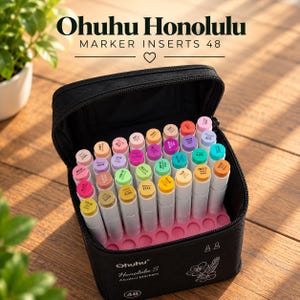 以下が含まれることがあります： 白いボディと色付きのキャップを備えた48本のOhuhu Honoluluアルコールマーカーが入った黒いキャリングケース。ケースにはマーカーを直立させるためのピンクのインサートが付いています。ケースにはOhuhu Honolulu Marker Inserts 48と書かれています。