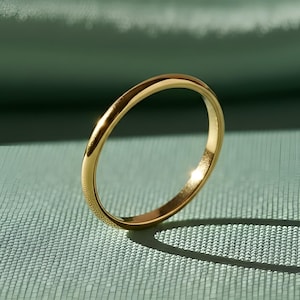 Tunn vigselring i 14k massivt guld, stapelring, 2 mm vigselring, elegant minimalistisk guldring, enkel slät ring