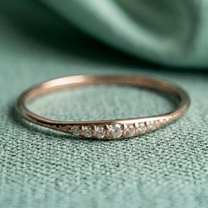 Anillo apilable de plata con moissanita / Anillo minimalista con piedra de moissanita / Delicada banda de plata de ley 925 / Anillo de boda / Regalo para ella