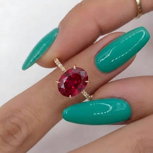 Anillo de compromiso ovalado con rubí de 3 quilates / Anillo nupcial con halo oculto / Anillo solitario ovalado de oro macizo de 10 quilates / Regalo de anillo de promesa / Regalo de aniversario para ella
