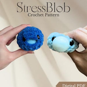 Könnte beinhalten: Zwei gehäkelte Stressbälle, einer blau und einer hellblau, jeweils mit einer weißen Kugel und schwarzen Augen. Der Text "StressBlob Crochet Pattern" steht oben, mit "Digital PDF" unten.