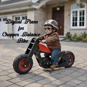 Könnte beinhalten: Ein Kind auf einem Laufrad aus Holz im Chopper-Stil mit schwarzem Rahmen und roten Details. Das Fahrrad hat große Reifen und einen Sitz. Das Kind trägt eine braune Jacke, Jeans und einen Helm. Der Text lautet "Digital Plans for Chopper Balance Bike".