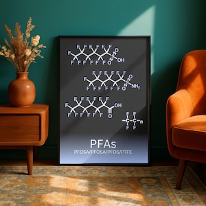 Puede incluir: Un póster negro enmarcado con diagramas de estructuras químicas blancas y la palabra "PFAS" en blanco. El póster también incluye los nombres químicos PFOSA/PFOSA/PFOS/PTFE. El póster se muestra en una habitación con una pared verde azulado y una silla naranja.