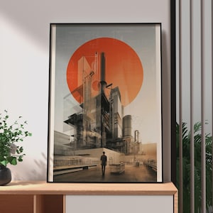 Könnte beinhalten: Ein gerahmter Kunstdruck mit einer einsamen Figur vor einem großen Industriekomplex. Ein markanter orangefarbener Kreis befindet sich hinter dem Gebäude, das mit blassen Architekturplänen und technischen Zeichnungen überlagert ist.