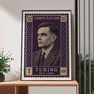 Könnte beinhalten: Ein gerahmter rechteckiger Druck im Design einer Briefmarke mit einem Porträt von Alan Turing. Der dunkelviolette Hintergrund enthält den Text COMPUTATION oben und TURING 1912-1954 unten, mit einem T und 101 in den Ecken.