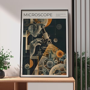 Könnte beinhalten: Ein gerahmter Wandkunstdruck mit dem Titel MICROSCOPE und dem Text WE DISCOVERED THE INVISIBLE. Das Bild zeigt eine Person, die durch ein Mikroskop schaut, wobei ein Lichtstrahl verschiedene mikroskopische Organismen in Orange- und Blautönen beleuchtet.