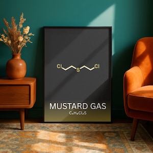 Puede incluir: Un póster enmarcado con fondo negro presenta la estructura química del gas mostaza en dorado. Debajo de la estructura, las palabras "MUSTARD GAS" están impresas en blanco, junto con la fórmula química C₄H₈Cl₂S.