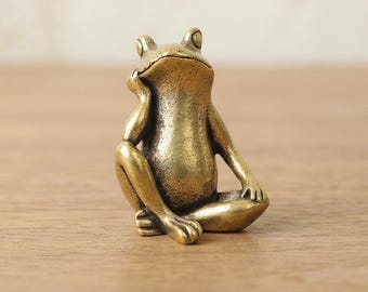 Figurka żaby z mosiądzu, siedząca żaba z litego mosiądzu, antyczna metalowa rzeźba, ręcznie robiony prezent w kształcie zwierzęcia, kolekcjonerska dekoracja biurka