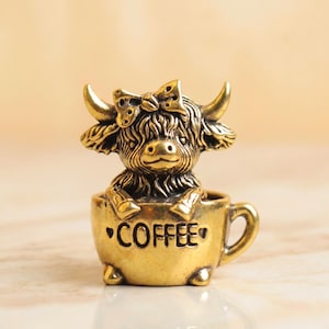 Statuetta vintage di mucca delle Highlands in ottone, statua di mucca in ottone massiccio, scultura antica in metallo a forma di tazza da caffè, regalo artistico fatto a mano, decorazione da scrivania