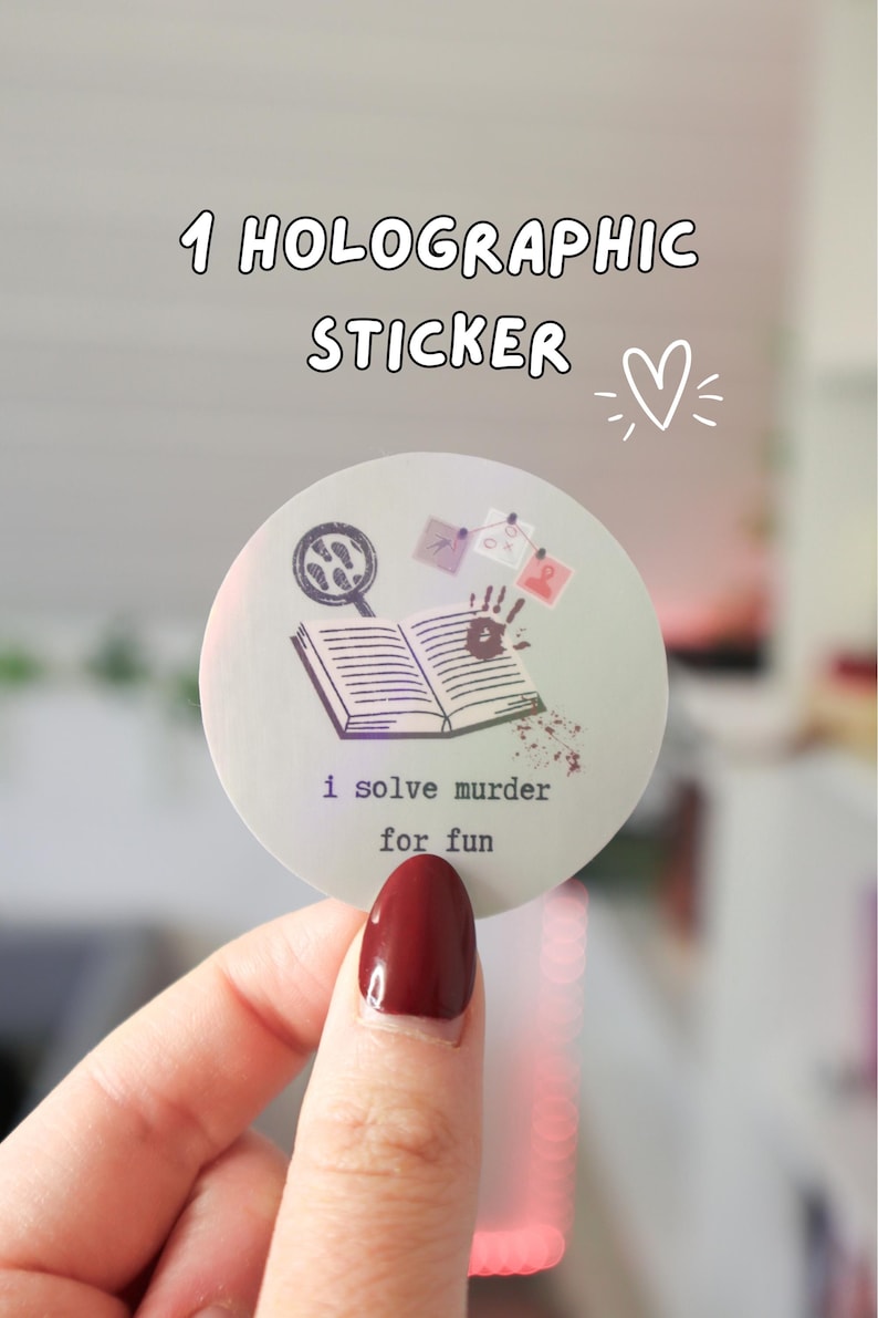 Puede incluir: Una pegatina hologr&aacute;fica redonda que muestra un libro abierto con una huella de mano oscura, una lupa y peque&ntilde;as notas fijadas. El texto dice i solve murder for fun. La pegatina tiene un acabado iridiscente claro y una forma circular.