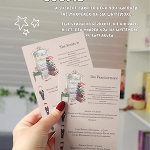 Puede incluir: Dos tarjetas de juego rectangulares tituladas The Suspects y Die Verd&auml;chtigen, con ilustraciones de una biblioteca y perfiles de personajes. El texto incluye detalles sobre Sir Whitemore y sospechosos como Arthur, Lord Benedict y Eleanor Fawley.