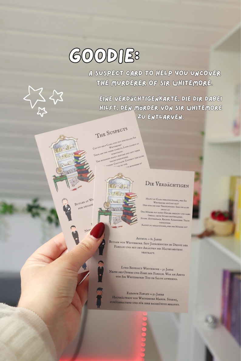Puede incluir: Dos tarjetas de juego rectangulares tituladas The Suspects y Die Verd&auml;chtigen, con ilustraciones de una biblioteca y perfiles de personajes. El texto incluye detalles sobre Sir Whitemore y sospechosos como Arthur, Lord Benedict y Eleanor Fawley.