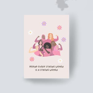 Puede incluir: Una tarjeta de felicitación rectangular con fondo rosa claro que muestra a un grupo de personas diversas con ropa rosa posando con los brazos flexionados. La tarjeta incluye iconos de flores blancas, rosas y moradas y el texto BEHIND EVERY STRONG WOMEN IS A STRONG WOMEN.