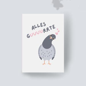 Puede incluir: Una tarjeta de felicitación rectangular con una paloma de dibujos animados de plumas gris oscuro y gris claro. La paloma tiene ojos grandes y está inclinada hacia un lado. Sobre el ave, el texto ALLES GUUUURRTE aparece en gris oscuro y rosa, con pequeños corazones rosas.