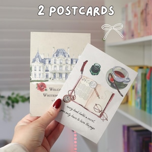 Puede incluir: Dos postales rectangulares con ilustraciones. Una muestra una gran mansi&oacute;n con una rosa roja y texto. La otra muestra un libro abierto, una lupa, una pluma, un tintero, una taza de t&eacute; y el texto: every book holds a secret, you only have to turn the page.
