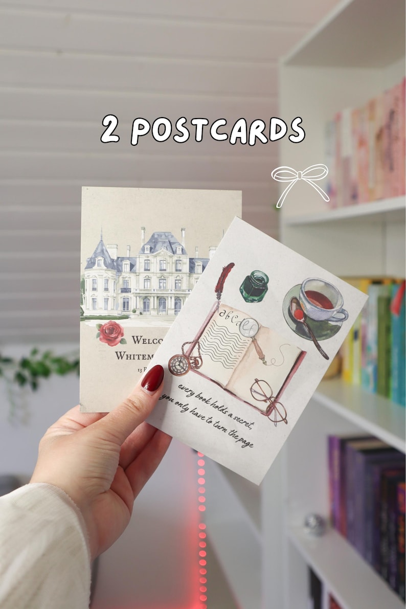 Puede incluir: Dos postales rectangulares con ilustraciones. Una muestra una gran mansi&oacute;n con una rosa roja y texto. La otra muestra un libro abierto, una lupa, una pluma, un tintero, una taza de t&eacute; y el texto: every book holds a secret, you only have to turn the page.