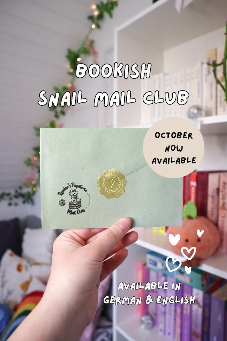 Puede incluir: Un sobre verde claro sellado con un sello de cera dorado con un dise&ntilde;o de coraz&oacute;n. El sobre est&aacute; estampado con el texto Reader's Papeterie Mail Club y una ilustraci&oacute;n de un perro. El texto dice BOOKISH SNAIL MAIL CLUB, OCTOBER NOW AVAILABLE y AVAILABLE IN GERMAN & ENGLISH.