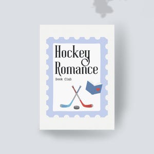 Könnte beinhalten: Ein rechteckiger Druck mit einem hellblauen Briefmarkenrand. Der Text lautet Hockey Romance Book Club in schwarzer Schrift. Unter dem Text befinden sich zwei gekreuzte Hockeyschläger in Blau und Rot, ein schwarzer Puck und ein offenes blaues Buch.