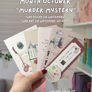 Puede incluir: Una colecci&oacute;n de marcap&aacute;ginas rectangulares de papel y una pegatina circular con temas de misterio y asesinato. Los art&iacute;culos muestran ilustraciones de una mansi&oacute;n, un tintero, una pluma y texto que incluye "Thriller, Crime & Clues Book Club".