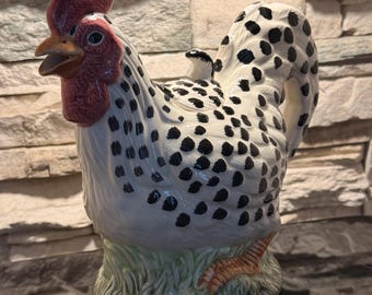 Tetera de cerámica con forma de gallo de Wang's International, 20 cm de alto, color negro con motas blancas.