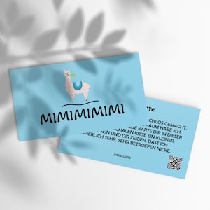 Könnte beinhalten: Zwei hellblaue Karten mit einer Lama-Illustration und dem Wort "MIMIMIMIMI". Eine Karte hat zusätzlichen Text und einen QR-Code. Das Lama ist rosa mit einem blauen Sattel und hält ein grünes Blatt.