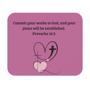 Puede incluir: Un posavasos cuadrado con esquinas redondeadas y fondo rosa. Contiene el texto "Commit your works to God, and your plans will be established. Proverbs 16:3". Un diseño de corazón y cruz en el centro.