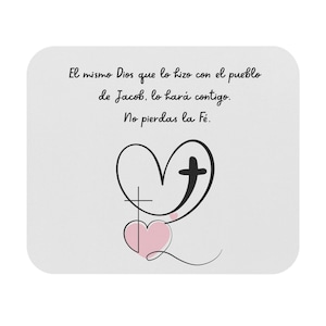 Puede incluir: Posavasos cuadrado blanco con un diseño de corazón y cruz en negro y rosa. El texto dice: "El mismo Dios que lo hizo con el pueblo de Jacob, lo hará contigo. No pierdas la Fé."